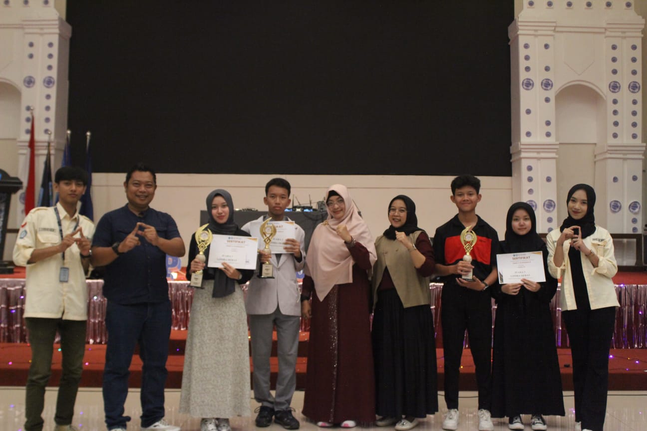 Juara 1 Lomba Debat Bahasa Indonesia Juara 1 Lomba Debat Bahasa Indonesia
