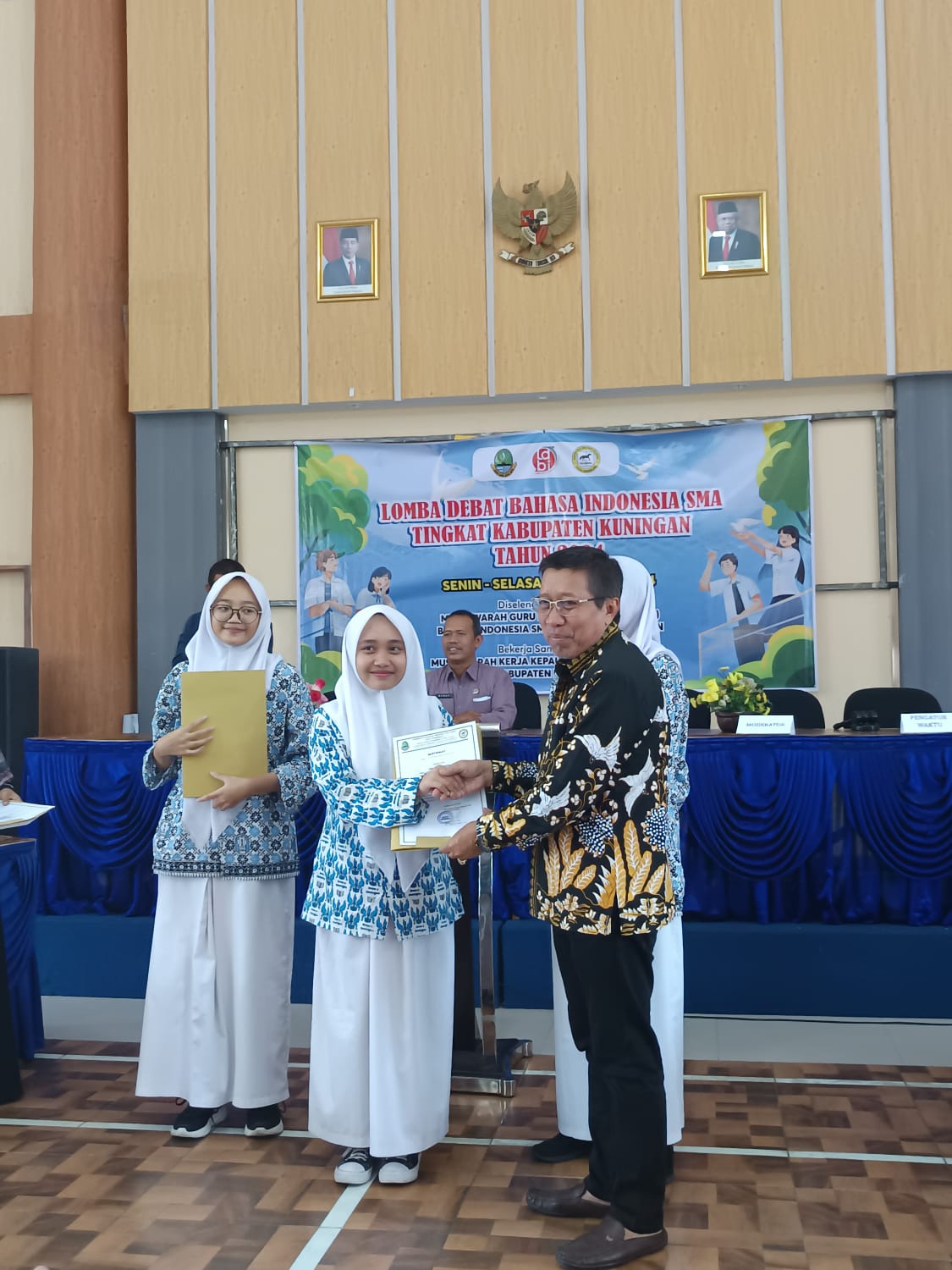 Juara 1 Lomba Debat Bahasa Indonesia Juara 1 Lomba Debat Bahasa Indonesia