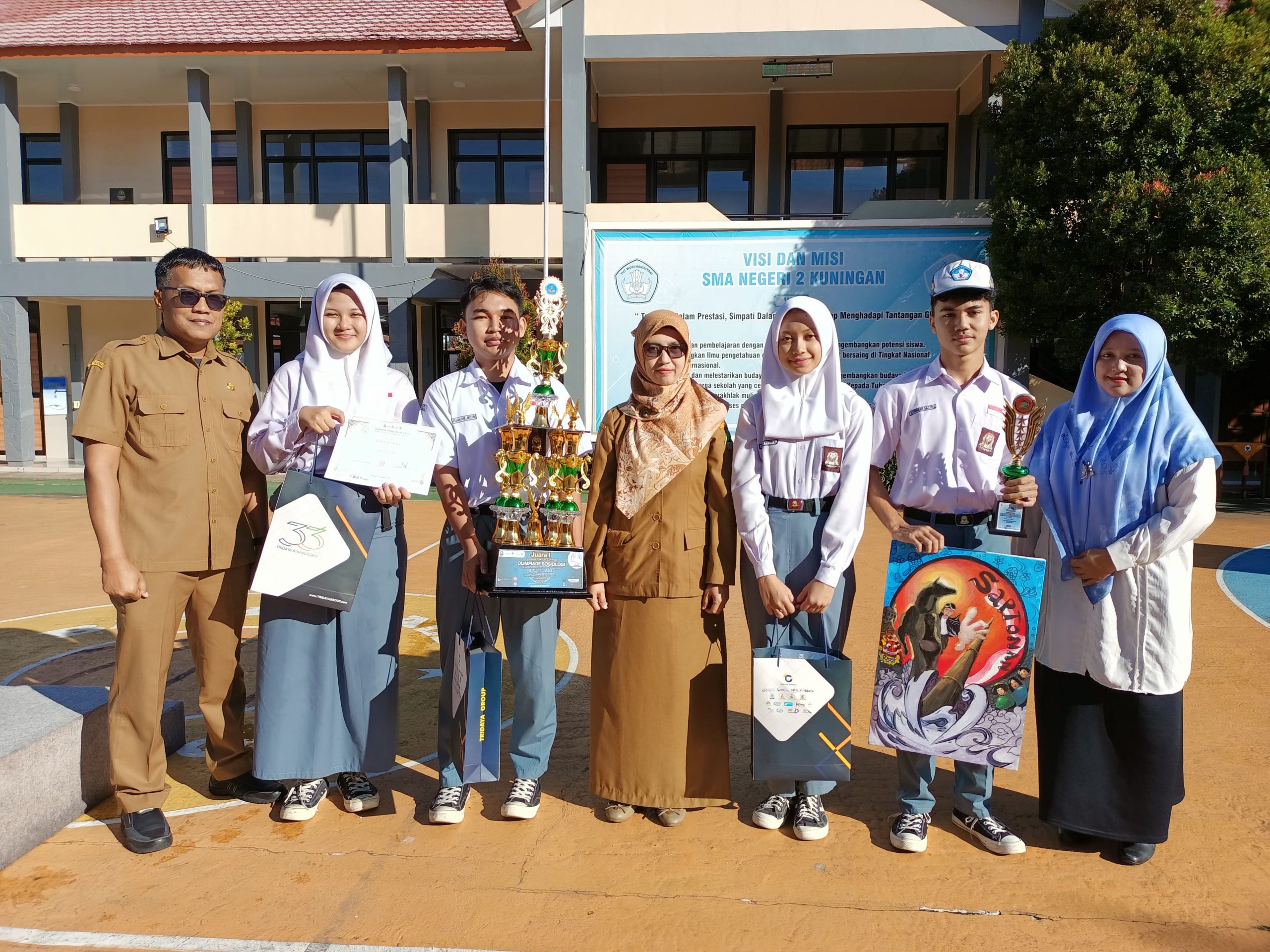 SMANDA JUARA OLIMPIADE SOSIOLOGI SMANDA JUARA OLIMPIADE SOSIOLOGI